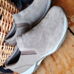 Skechers Suede Slip-On Shoe Tan sz 10 wide